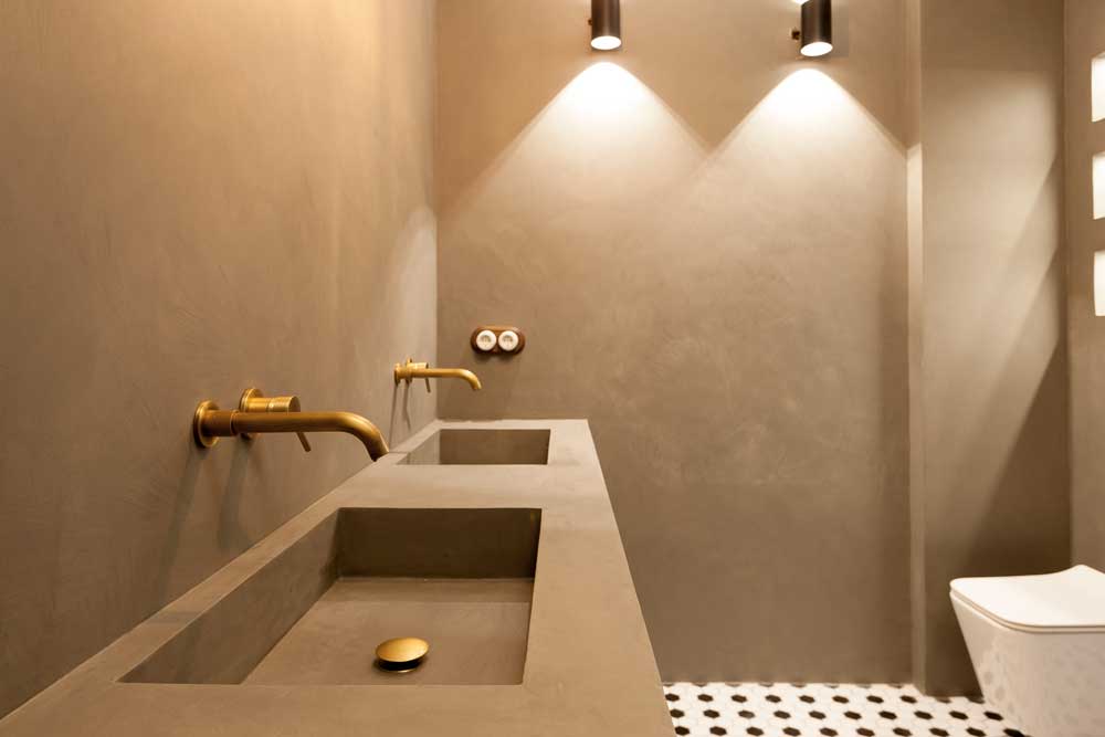 Microcement badkamer in warme aardetint